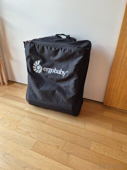 PALUBNÍ KOČÁREK DO LETADLA Ergobaby - 5