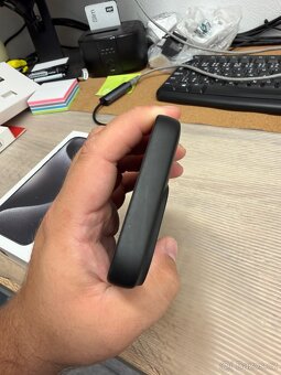 QuadLock obal pro iPhone 15 Pro Max - 5