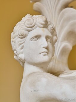 Monumentální klasicistní mramorová váza s figurální výzdobou - 5