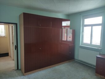 Skříně a stůl - 5