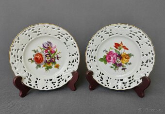 Dva dekorativní porcelánové talíře s prolamovanými okraji - 5
