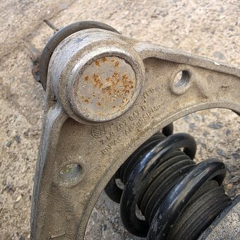 Tlumič pérování přední pravý komplet VW Touareg 7l - 5