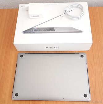 MacBook Pro 15" 6xCore i7 16 RAM 256 SSD TOP STAV - 5