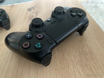 ZAMLUVENONabízím k prodeji své 2 ovladače DualShock pro PS 4 - 5