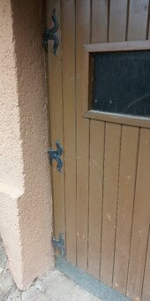 Dřevěné dvoukřídlé garážové vrata s okny + 6 kovaných pantů - 5