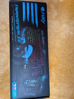 Klavesnice sluchátka myš podložka - 5