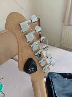 Prodám elektrickou kytaru Aria STG ve výborném stavu - sada - 5
