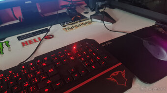 PC + monitor + klávesnice + myš + IN WIN 301 - 5