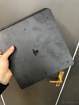 PS4 konzole s dvouma ovladači - 5