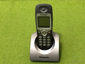 Bezdrátový telefon se záznamníkem a základnou Panasonic KX-T - 5