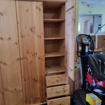 Krásná vysoká šatní skříň v masivu z Borovice výška 225 cm - 5
