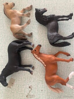 Schleich koně 70-80 Kč ,postavy 70 - 5