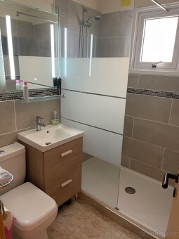 KYPR - LARNAKA, byt 3+1 s terasou, bazénem a park. stáním - 5