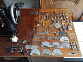 100 let starý starožitný skříňový šicí stroj BOBBIN - 5