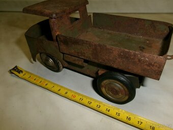 Prodám různé plechové a dřevěné hračky. Dřevěný červený trak - 5