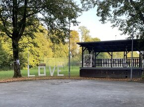 Svatební výzdoba. Cedule,napis LOVE, ram na fotografie - 5