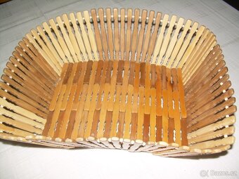 vyřezávaná polička - dřevo, kbelíčky, stereo - 5
