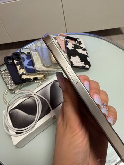 Apple iPhone 15 pro 128gb - bílý titan - 5