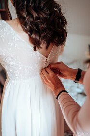 Svatební šaty s krajkou a dlouhým rukávem - 5