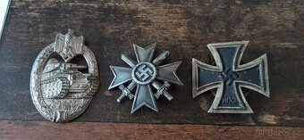 Medaile, vyznamenání, odznaky. - 5