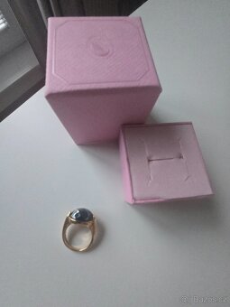 Prsten Swarovski - růžový kov, černý kámen - 5