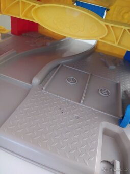 Dráha pro autíčka Fisher Price - 5
