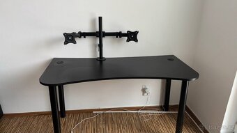 Monitory, stůl a držák - 5