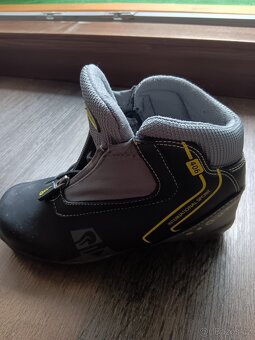 Běžky KAZAMA 140cm šupiny +hůlky +boty 35 - 5