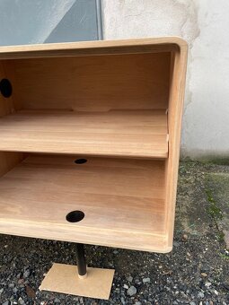 Dubový TV stolek Gazzda - 5