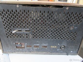 Nabízím historické radio Philips. Netestováno. Poškozená dy - 5