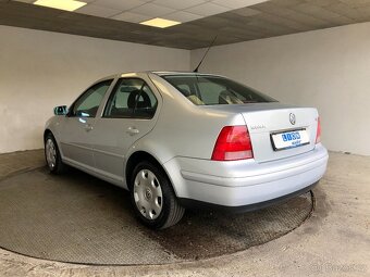 VOLKSWAGEN BORA 1.6i - 5