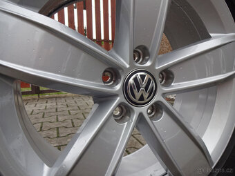PĚKNÁ ZIMNÍ ORIGINÁL ALU 17" 5x112 pneu 215/65R17 Pirelli - 5