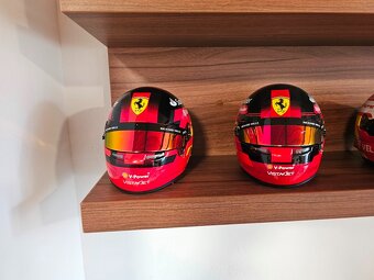 Prodám helmy 1:2 pilotů Ferrari - 5