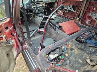 Dily z auta  sedan e34 bmw - 5
