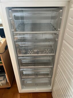 Prodám mrazák Zanussi ZFU19400WA – výborný stav - 5