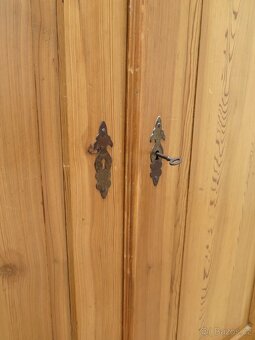Starožitná šatní skříň - 5