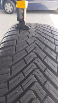 Prodám 2 x celoroční pneu Continental 235/55/18 - 5