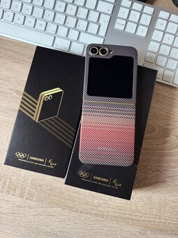 SAMSUNG Galaxy Z FLIP 6 - GOLD 12GB/512GB Olympijská edice - 5