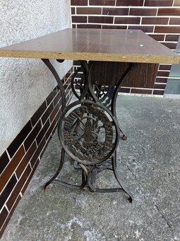 Starý stojan na šicí stroj s deskou stolek - 5