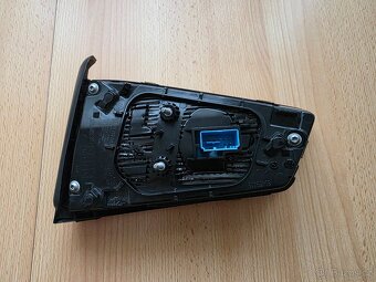 Passat B8 zadní světlo levé vnitřní TMAVÉ - 5