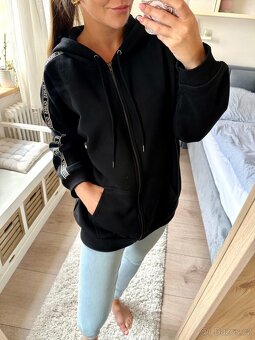 GUESS ČERNÁ MIKINA S KAPUCÍ - 5