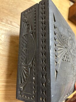 Černá dřevěná starožitná skříňka - 5