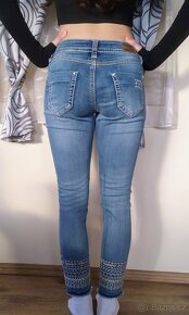 Nádherné pružné "letní" džíny s vyšíváním, vel. 36 - 5