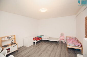 Prodej RD 4KK s dvorkem, zahradou a krytým stáním v obci Mou - 5