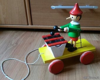 Stará tahací,cinkací,dětská hračka,lezoucí panenka na klíček - 5