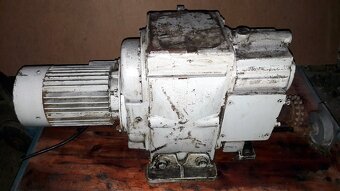 Elektromotor 3 kW s převodovkou - variátor - 5