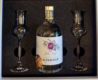 Vánoční balení: prvotřídní slivovice 47 % + skleničky - 5