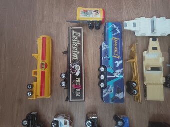 Sada kovových a plastových modelů nákladních aut – 26 kusů - 5