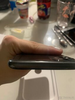 Prodám telefon IPhone 11 Černý barvy - 5
