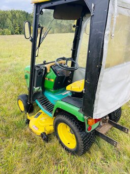 Vzácný zahradní traktor John Deere 285 s kabinou a radlicí – - 5